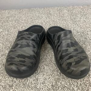 OOFOS Clogs Women Size 6. Limited Edition Camo Print Recovery OOcloog